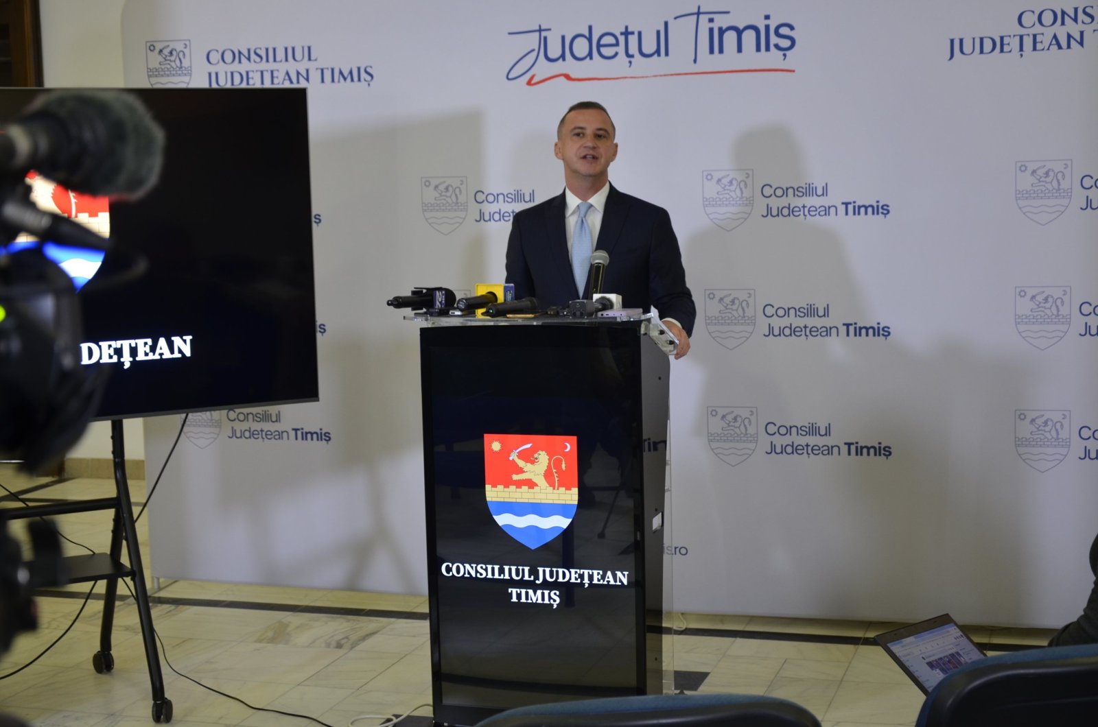 Alfred Simonis, plan apropiat, în fața microfoanelor